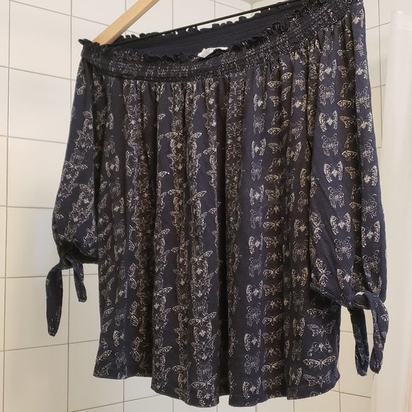 Flowy Butterfly Off-The-Shoulder Blouse - Picture 2 of 4